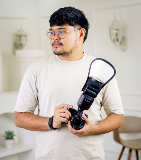 Vicoy, the photographer, holding a camera